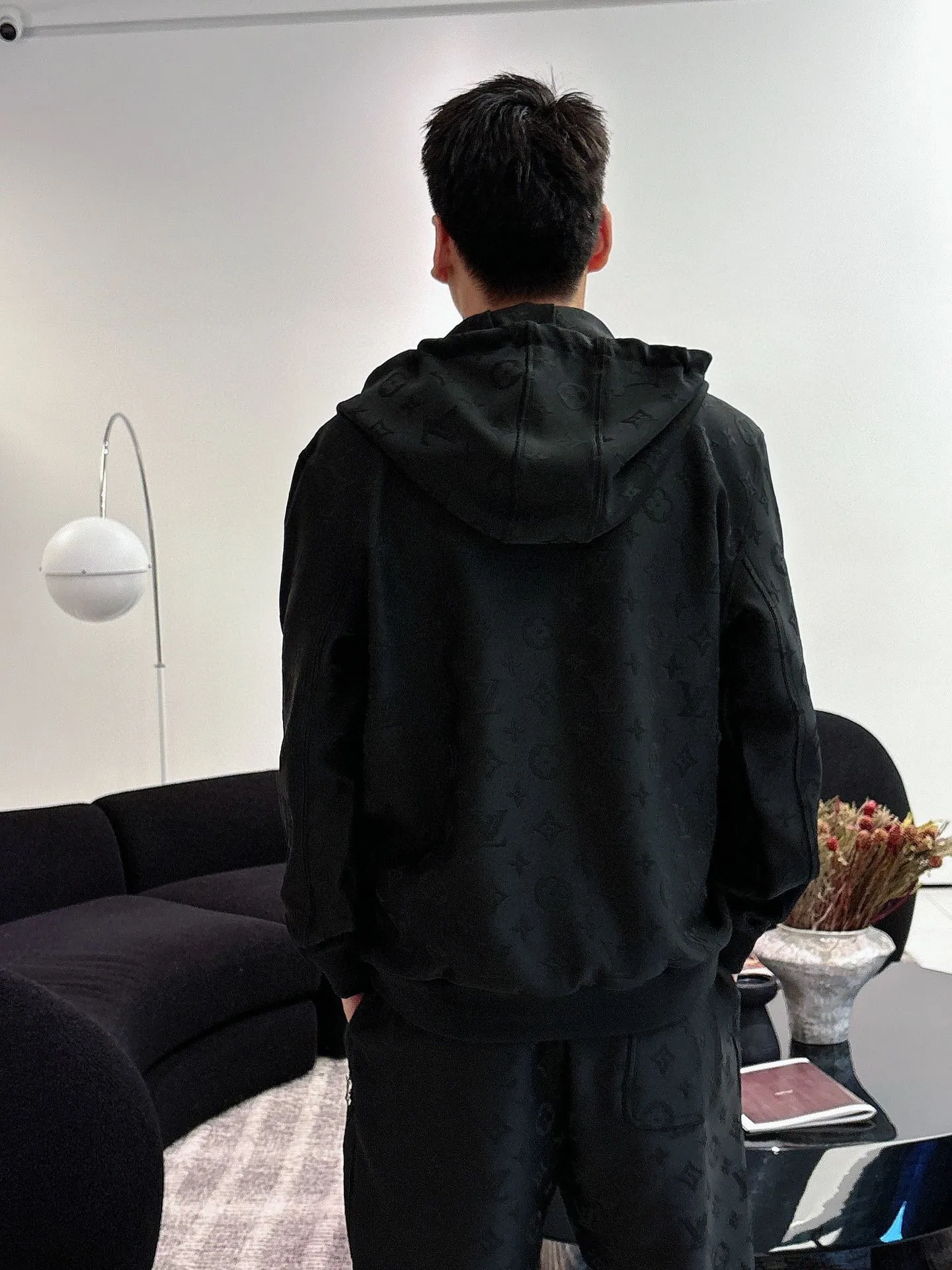 🅿️720 [LV Louis Vuitton] hot-selling suit is coming. Focus on the original version of the official website. 2025 new hot-selling cardigan and sweatshirt suit. The original order is the best. 🇭🇰The meticulous work of top designers. It has a fitting and perfect upper body effect. All-natural high-quality Tencel Roman cotton 100%, close-fitting comfort, noble and elegant! Original hardware embodies elegance and nobility! Counter size: M-3XL (maximum wear up to 190 pounds)